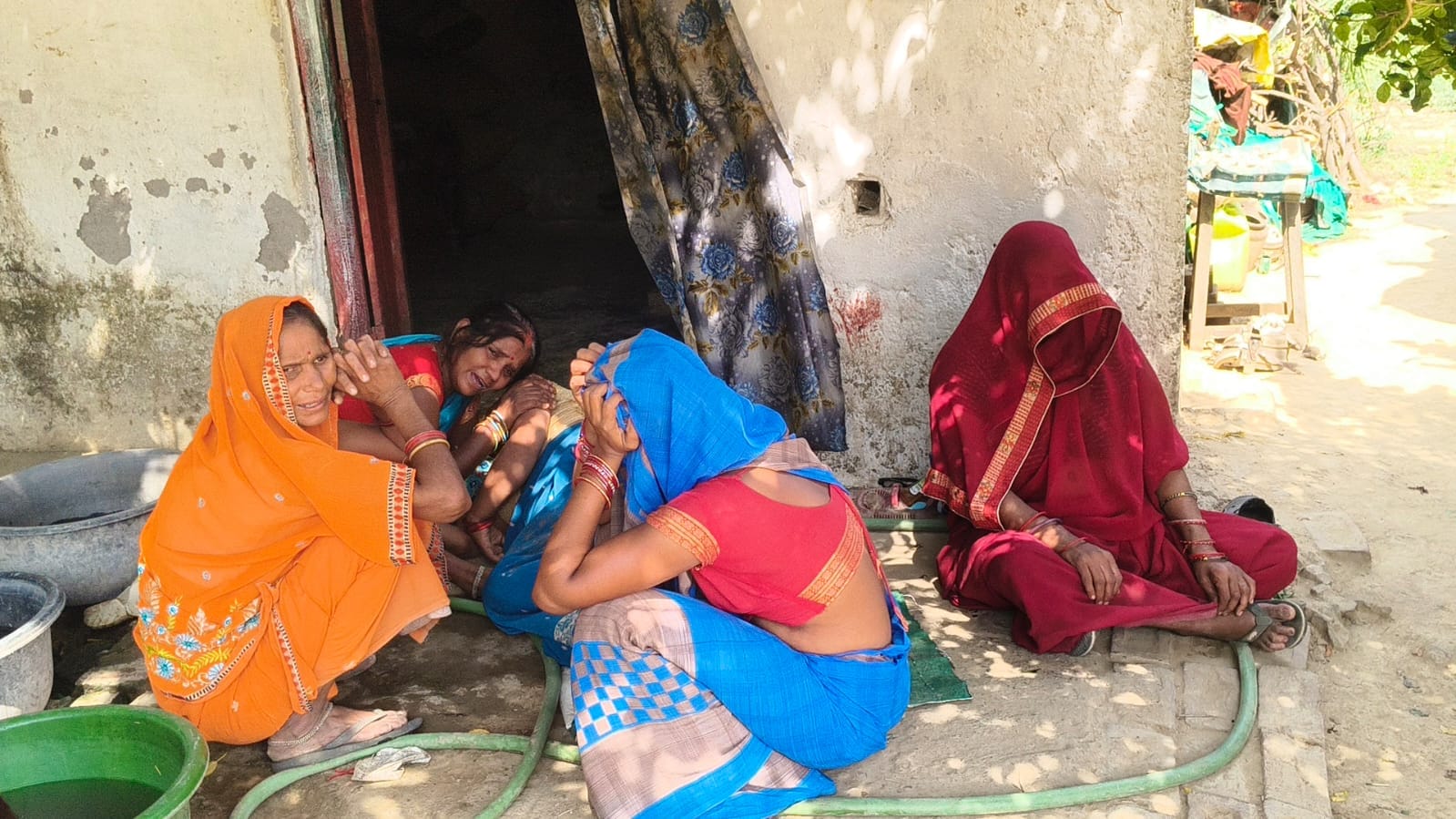 नैनी। पूर्व प्रधान के पुत्र की हत्या के बाद मौके पर जुटी ग्रामीणों की भीड़ व मौजूद पुलिस। नैनी। पूर्व प्रधान के पुत्र की हत्या के बाद मौके पर जुटी ग्रामीणों की भीड़ व मौजूद पुलिस।