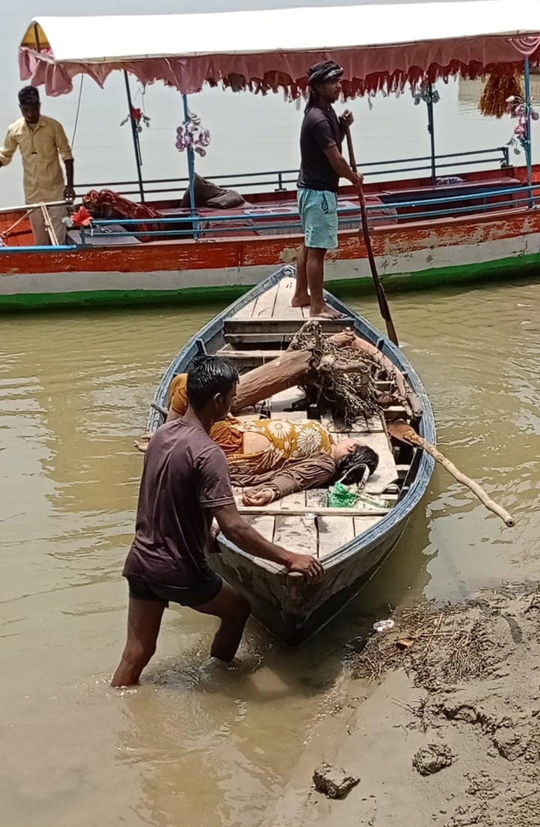नदी कूदी महिला को बचाकर पहुंचाया अस्पताल। नदी कूदी महिला को बचाकर पहुंचाया अस्पताल।
