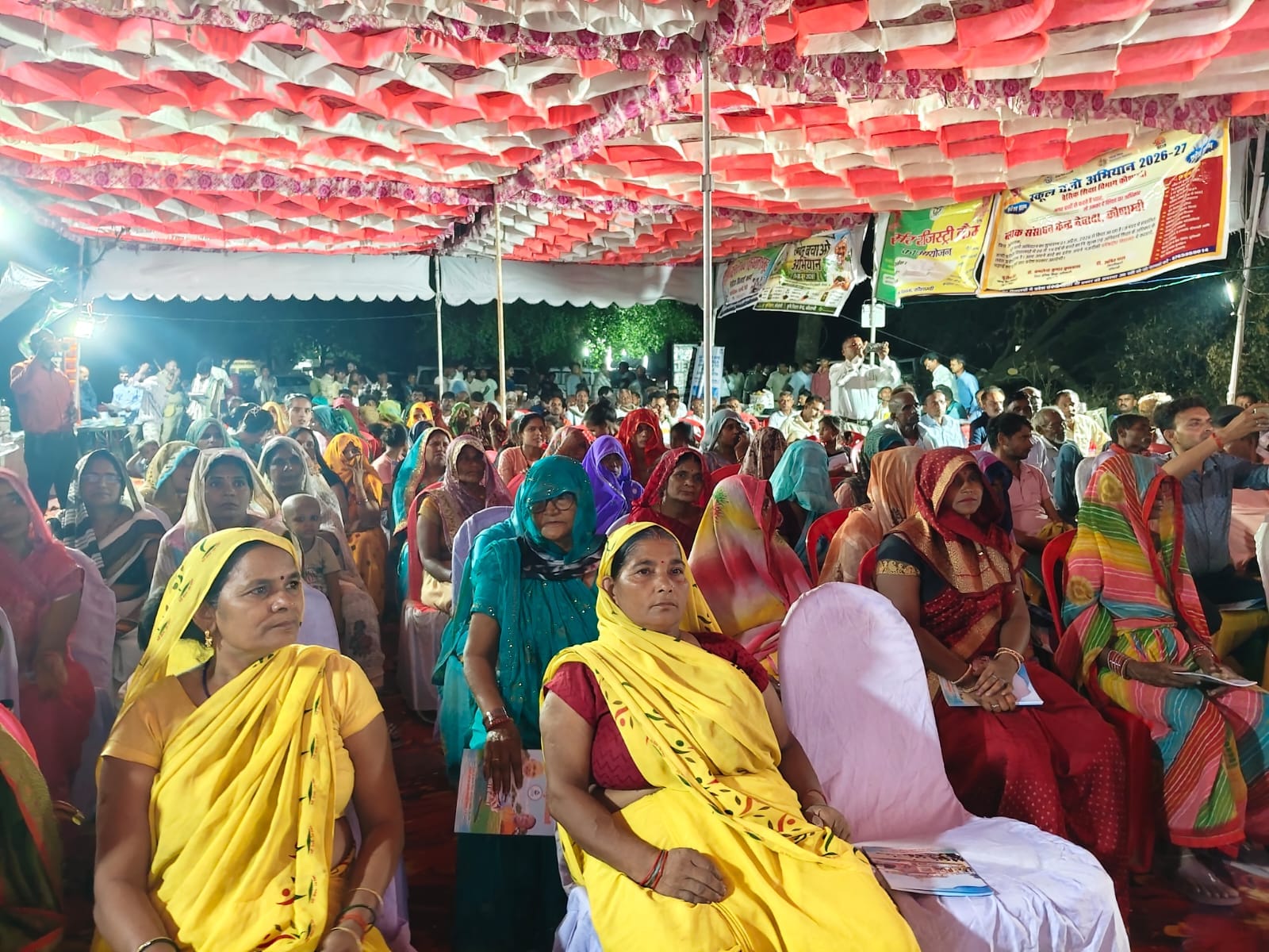 नेवादा ब्लाक के गोविंदपुर गांव में आयोजित रात्रि चौपाल में मौजूद सीडीओ व अन्य अधिकारी,साथ ही मौ