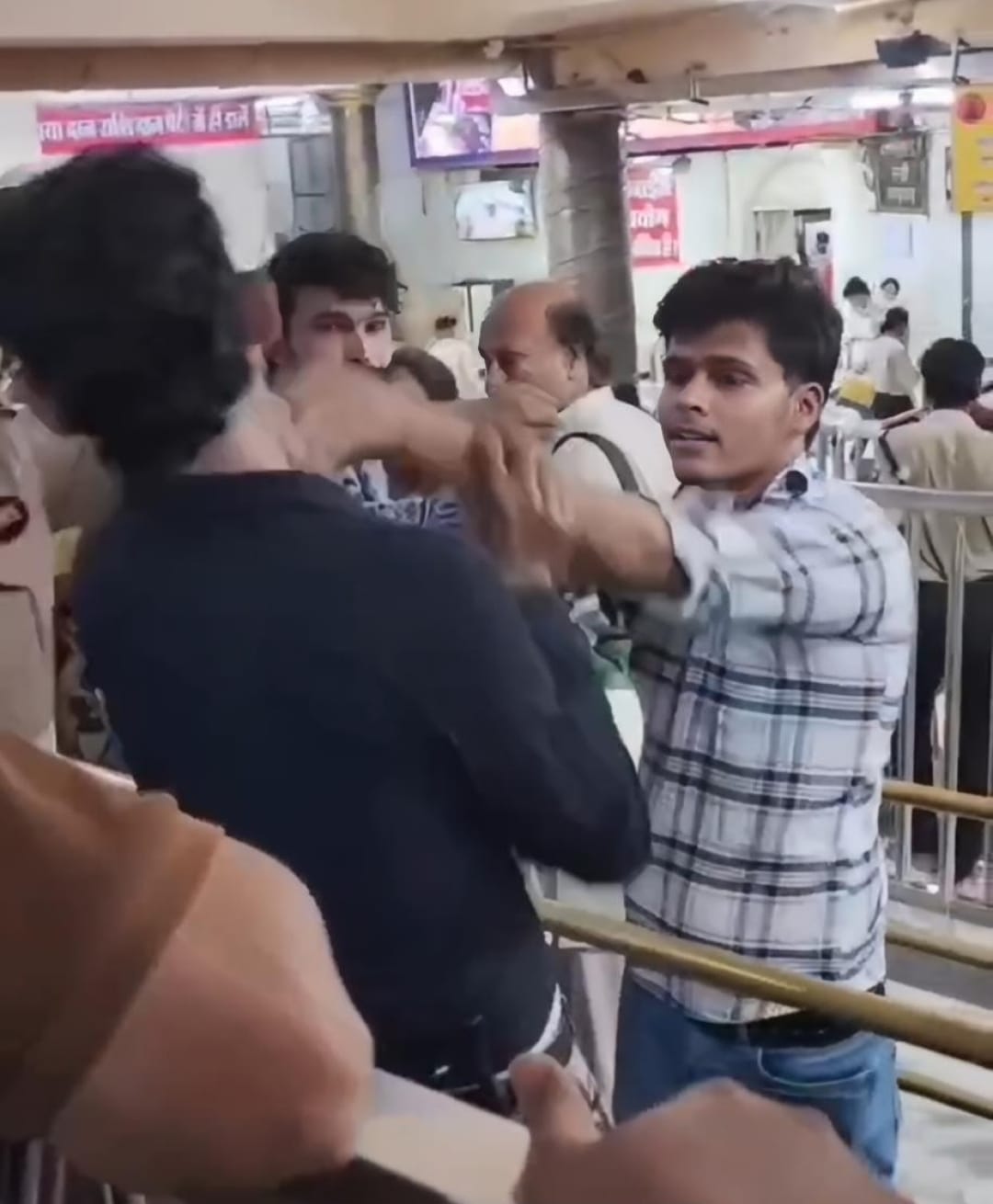 पहले लाइन तोड़कर आगे बड़े थे श्रद्धालु फिर गार्ड से हुआ विवाद