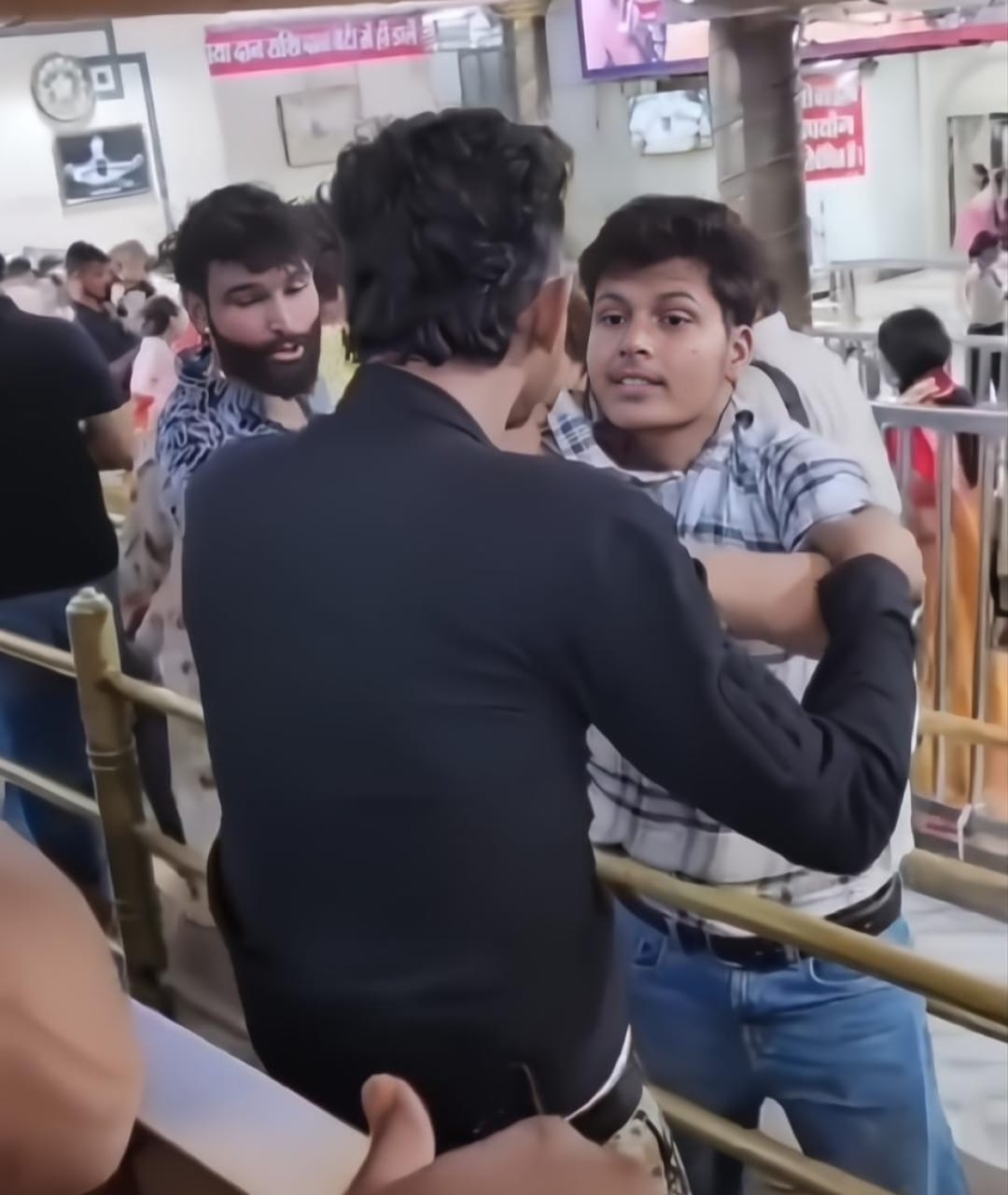 पहले लाइन तोड़कर आगे बड़े थे श्रद्धालु फिर गार्ड से हुआ विवाद