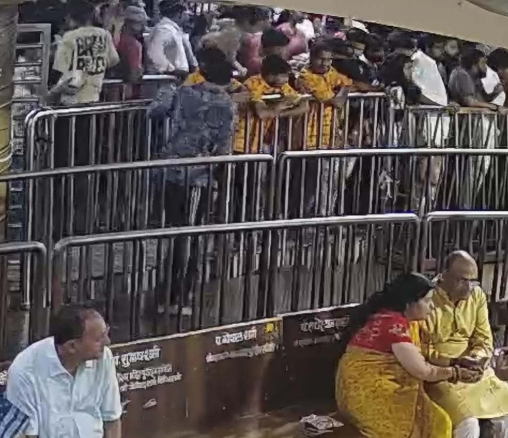 पहले लाइन तोड़कर आगे बड़े थे श्रद्धालु फिर गार्ड से हुआ विवाद