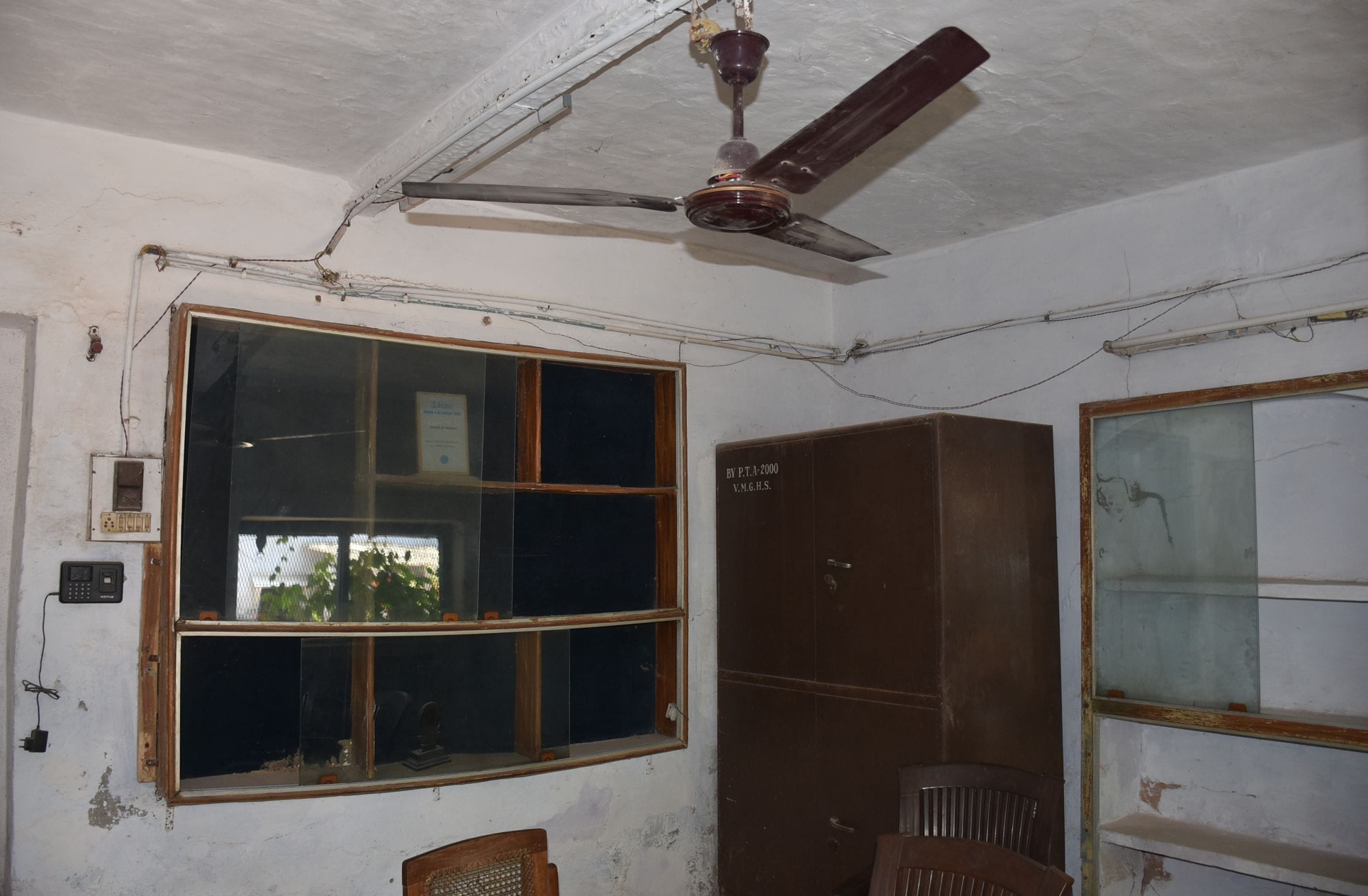 पूरे दिन कर्मचारी साफ-सफाई में जुटे रहे। 