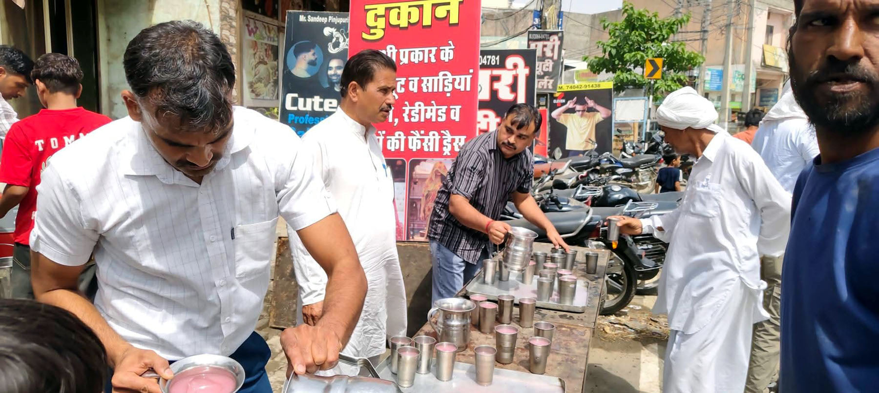 रेलवे रोड पर लगाई गई छबील में जलसेवा करते युवा रेलवे रोड पर लगाई गई छबील में जलसेवा करते युवा