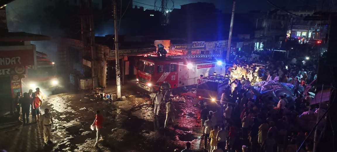 रात 10:26 बजे : दुकानदारों की ओर से बचाव के चलते दुकानों से बाहर फेंका गया सामान। रात 10:26 बजे : दुकानदारों की ओर से बचाव के चलते दुकानों से बाहर फेंका गया सामान।