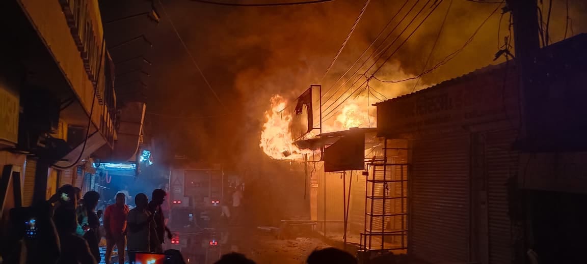 रात 10:26 बजे : दुकानदारों की ओर से बचाव के चलते दुकानों से बाहर फेंका गया सामान। रात 10:26 बजे : दुकानदारों की ओर से बचाव के चलते दुकानों से बाहर फेंका गया सामान।