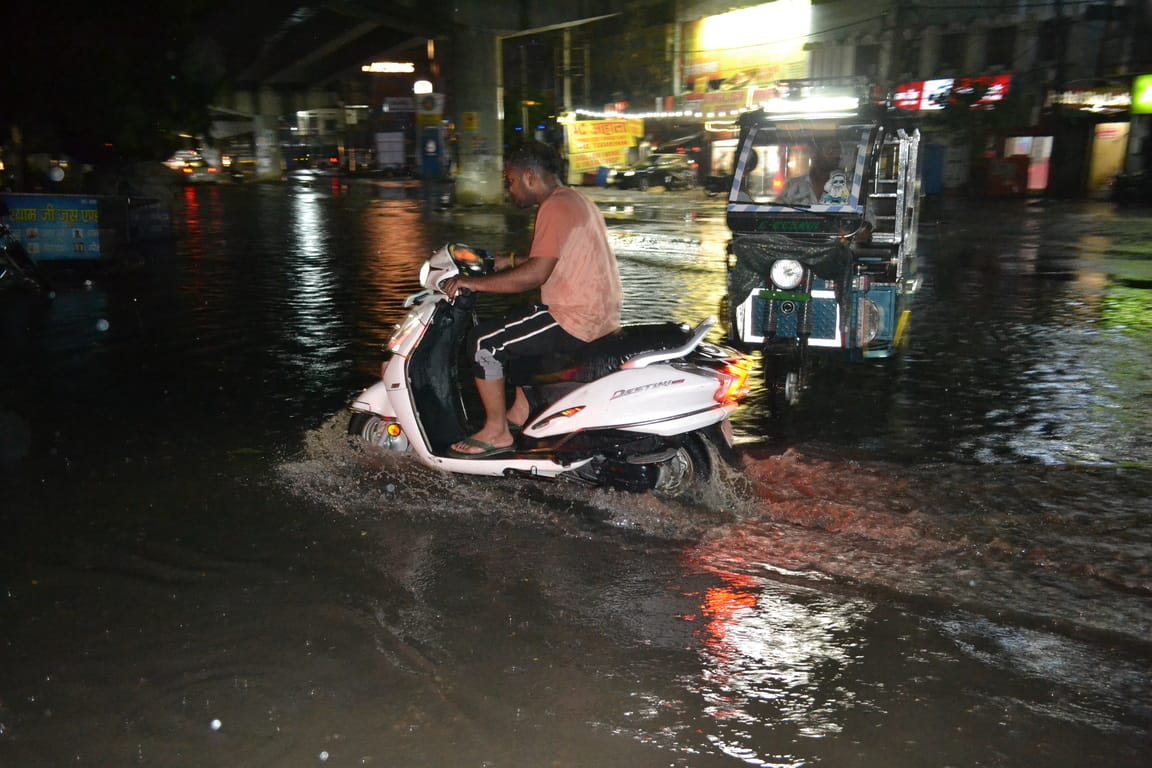 सुबह आधा घंटे की बारिश और आंधी से बिजली गुल सुबह आधा घंटे की बारिश और आंधी से बिजली गुल