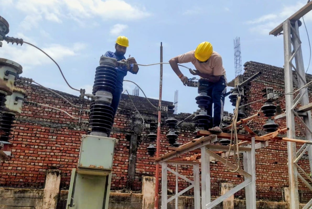 सराय खादर में टूटा पेड़ स्रोत संवाद सराय खादर में टूटा पेड़ स्रोत संवाद