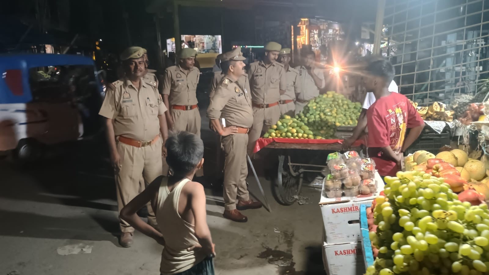 सड़क की पटरी से अतिक्रमण हटवाते थाना प्रभारी। सड़क की पटरी से अतिक्रमण हटवाते थाना प्रभारी।