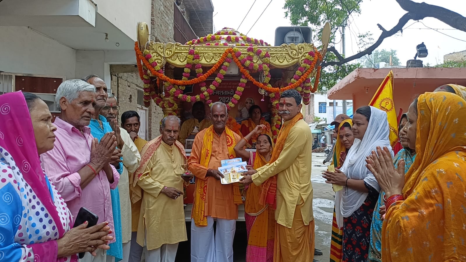 शाहजहांपुर में श्री रुद्र बालाजी धाम से कलश  यात्रा निकालतीं महिलाएं। संंवाद