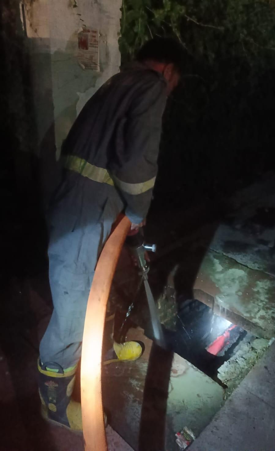 ट्रेंच में लगी आग जिसमें जल गया बिजली का केबल। ट्रेंच में लगी आग जिसमें जल गया बिजली का केबल।