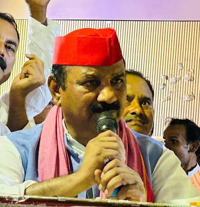 टाउनहाल में आयोजित कार्यक्रम को संबोधित करते सपा के प्रदेश अध्यक्ष श्यामलाल पाल व कार्यक्रम मे