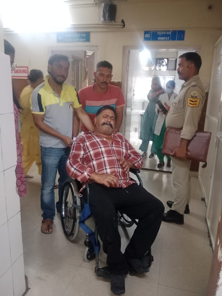 धर्मशाला अस्पताल में उपचार के लिए लाए गए बस दुर्घटना के घायल। अमर उजाला