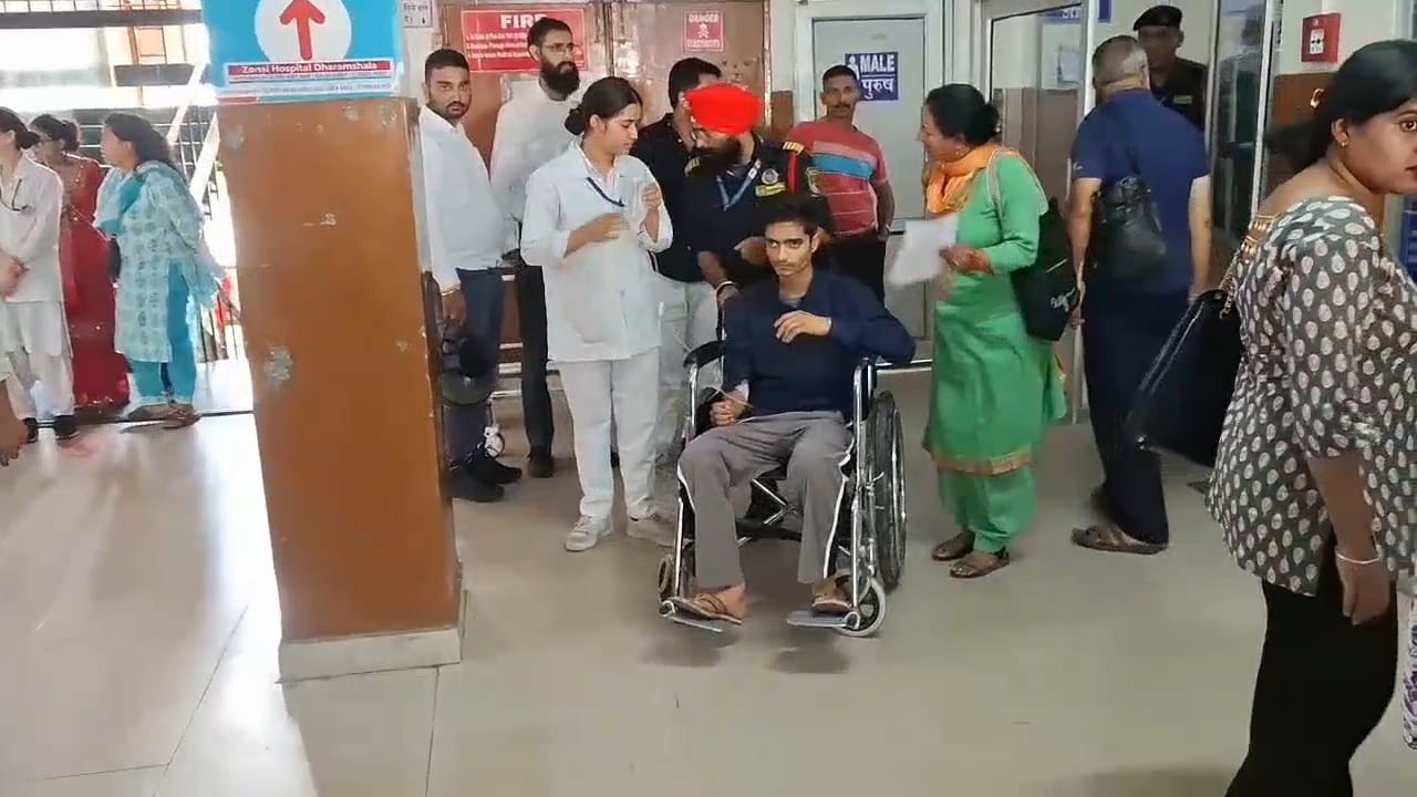 धर्मशाला अस्पताल में उपचार के लिए लाए गए बस दुर्घटना के घायल। अमर उजाला