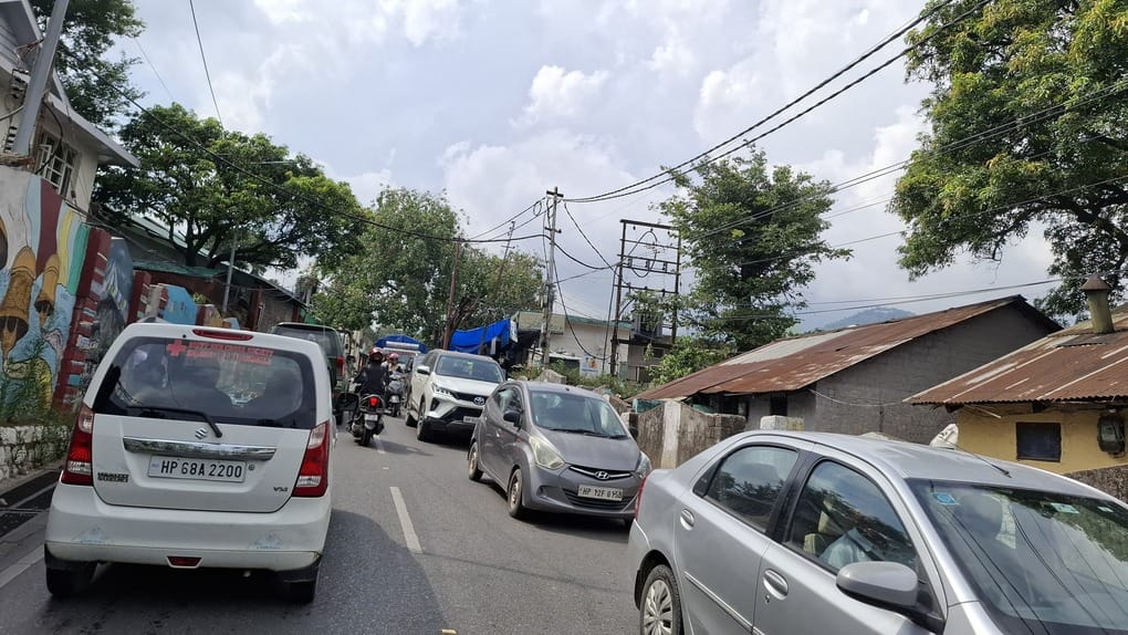 धर्मशाला अस्पताल में उपचार के लिए लाए गए बस दुर्घटना के घायल। अमर उजाला