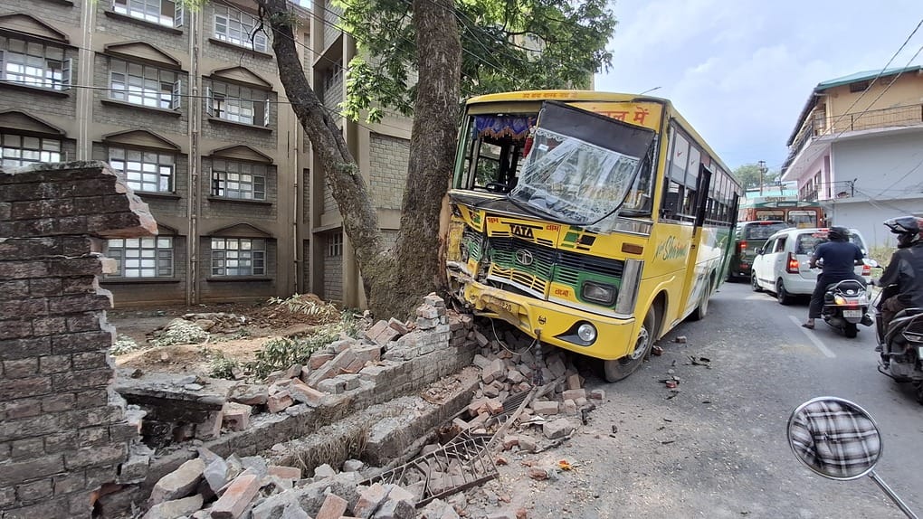 धर्मशाला अस्पताल में उपचार के लिए लाए गए बस दुर्घटना के घायल। अमर उजाला