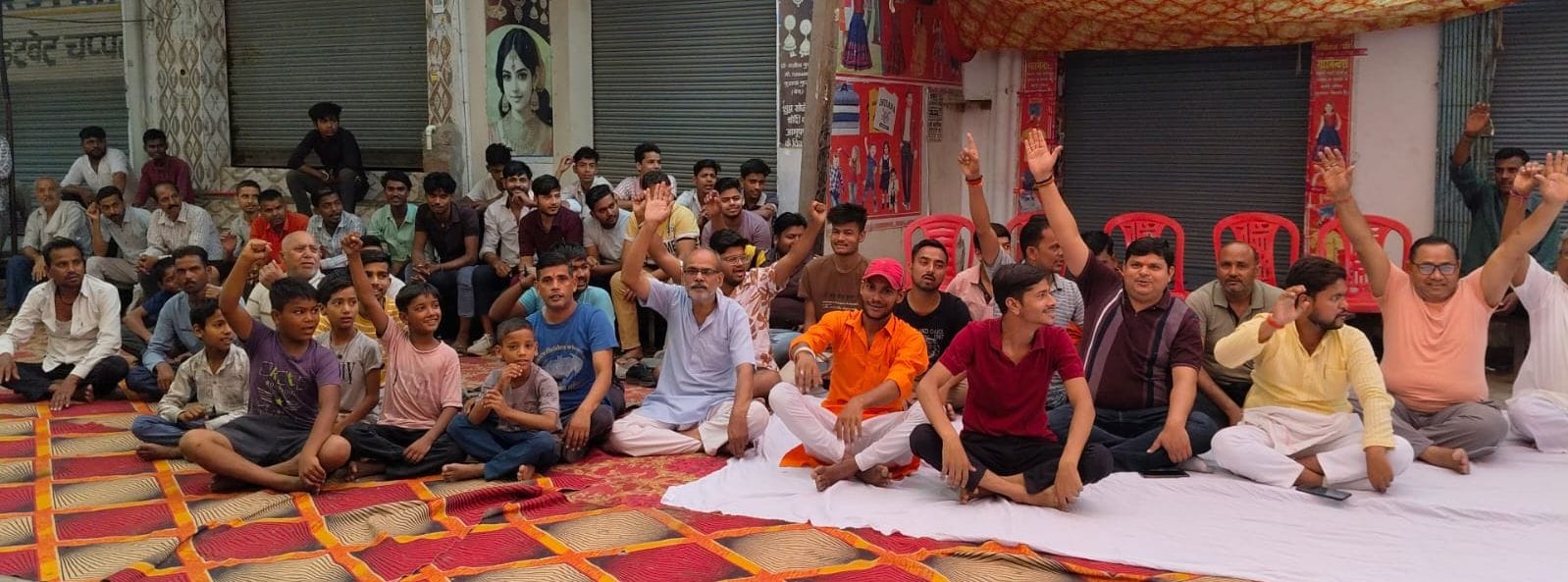 धरना प्रदर्शन में कार्रवाई का आश्वासन देते विधायक। संवाद