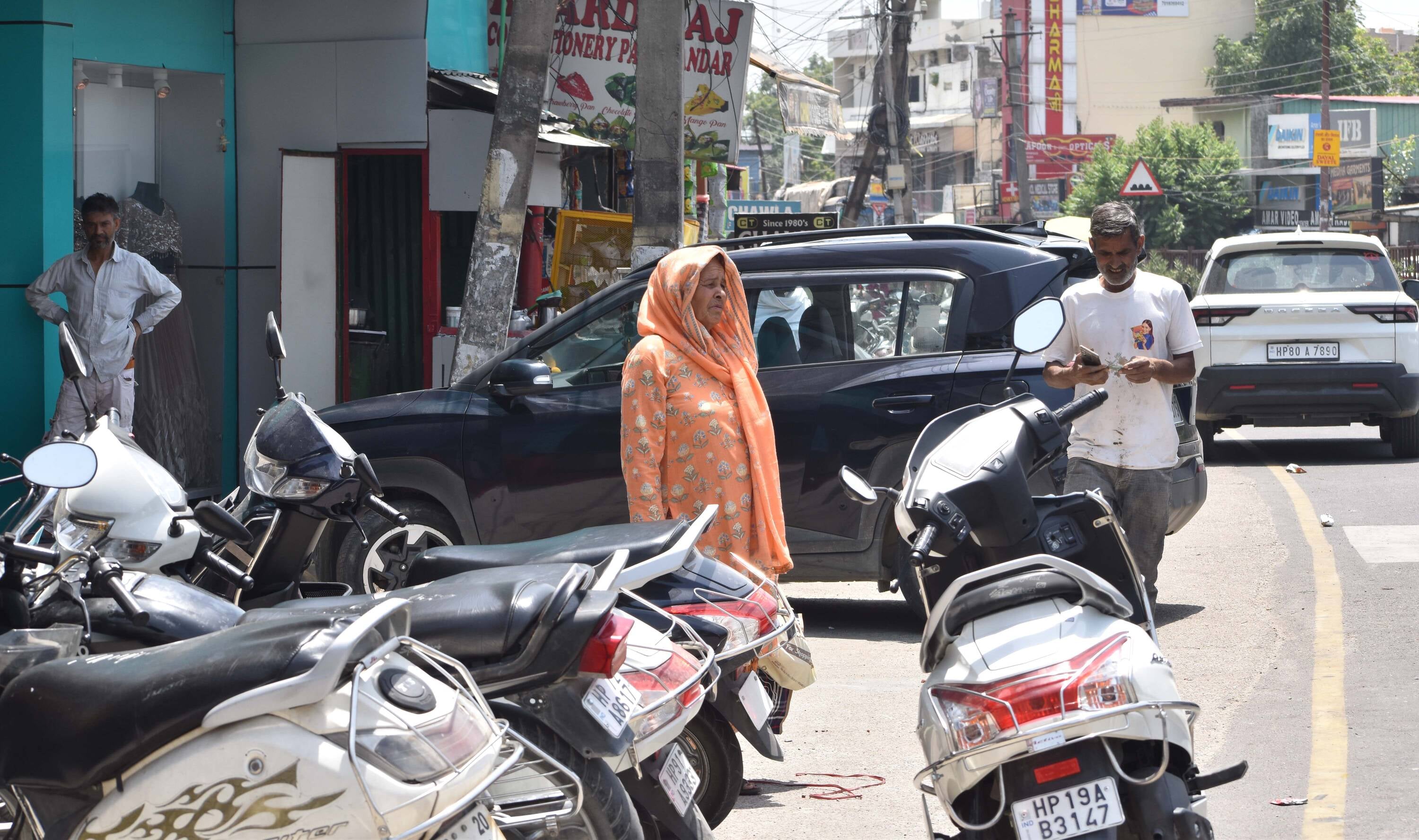 ऊना शहर में नो पार्किंग जोन में खडे़ वाहन। संवाद ऊना शहर में नो पार्किंग जोन में खडे़ वाहन। संवाद
