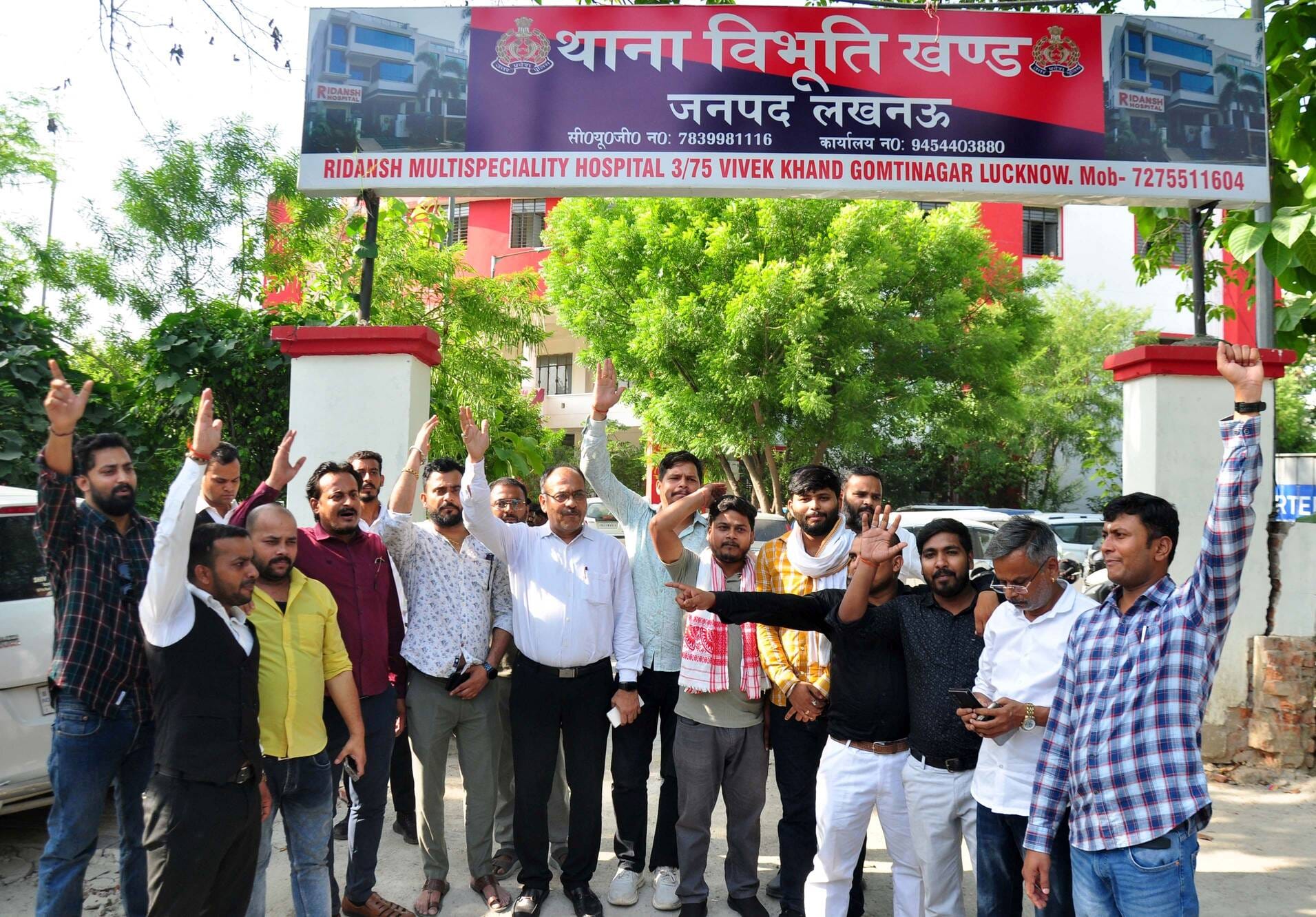 विभूतिखंड थाने में प्रदर्शन करते अधिवक्ता।