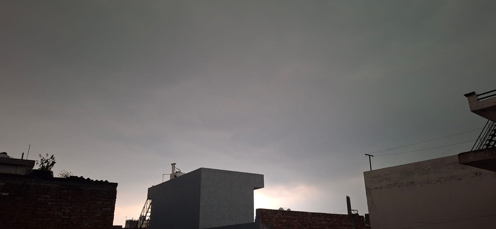 यमुनानगर में वीरवार की रात तेज हवा के साथ शुरु हुई बारिश। संवाद यमुनानगर में वीरवार की रात तेज हवा के साथ शुरु हुई बारिश। संवाद