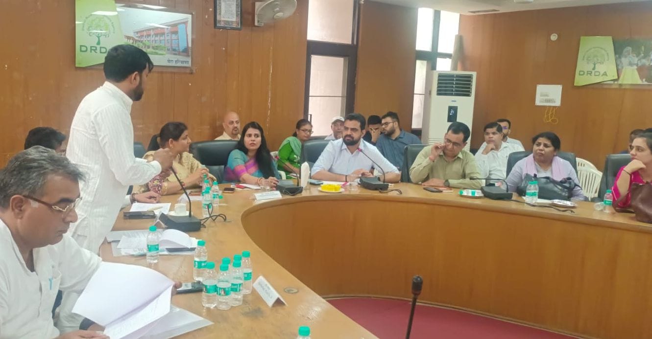 07-जिला परिषद की जनरल हाउस की बैठक में पार्षदों की समस्या सुनतीं चेयरपर्सन मंजू हुड्डा व एडीसी 