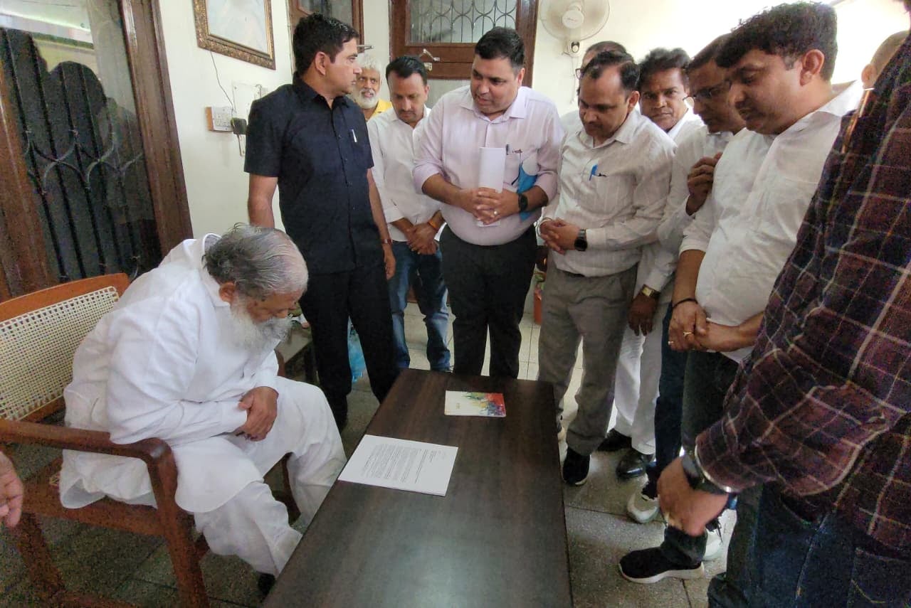 अंबाला छावनी में हरियाणा के उर्जा मंत्री अनिल विज से मुलाकात करते एचएसजीएमसी प्रधान जगदीश सिंह 