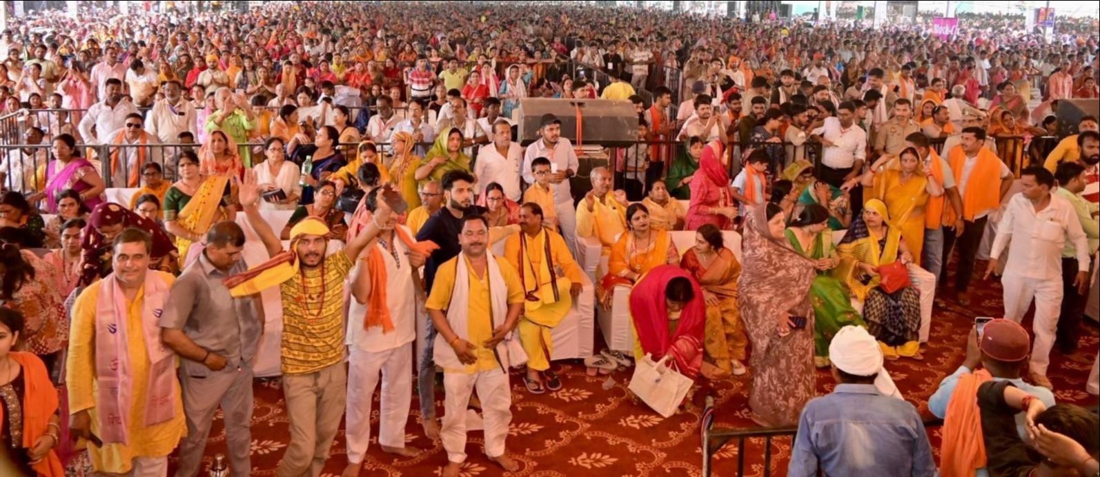 बाबा बालखंडी नाथ मंदिर परिसर में चल रहे शिवपुराण की कथा सुनाते कथावाचक पं. प्रदीप मिश्रा। आयोज