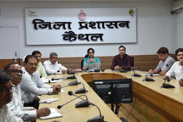 बीएलओ व अन्य को प्रशिक्षण देती ईसीआई की टीम।