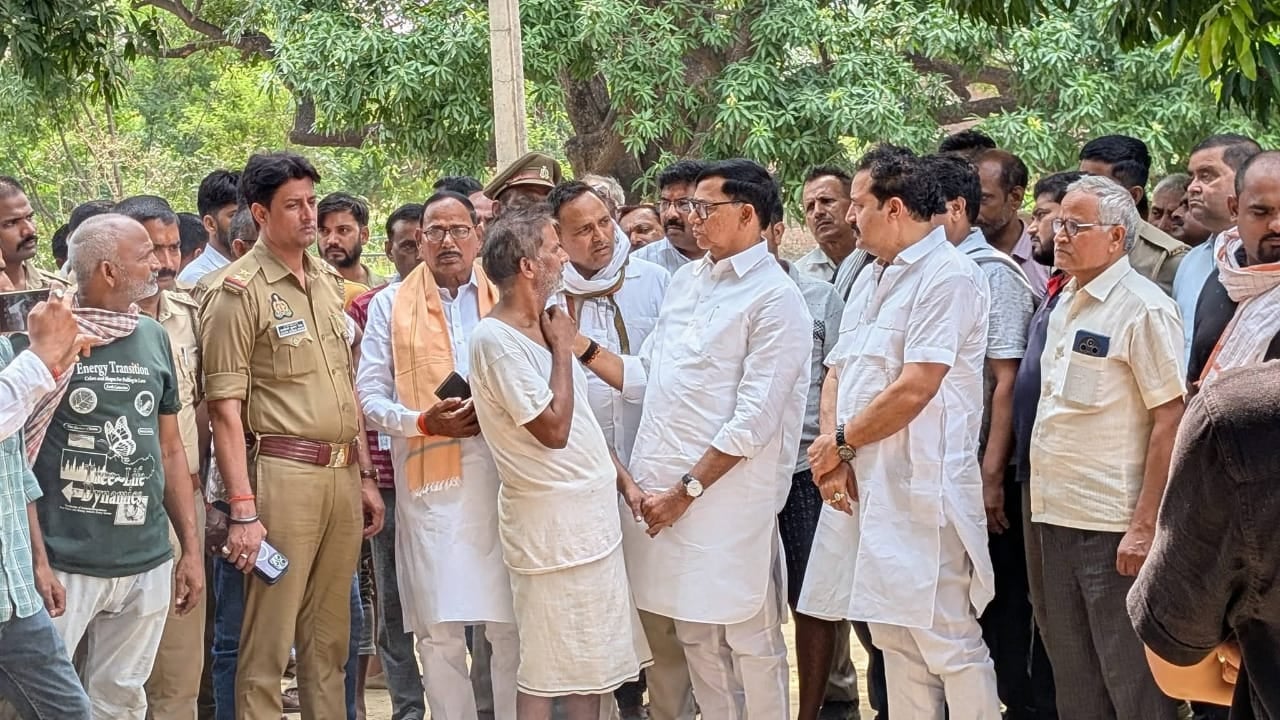 बक्शा थाना क्षेत्र के कौली गांव में मृतक के परिजन को ढांढस देते व समझाते पूर्व सांसद धनंजय सिंह बक्शा थाना क्षेत्र के कौली गांव में मृतक के परिजन को ढांढस देते व समझाते पूर्व सांसद धनंजय सिंह