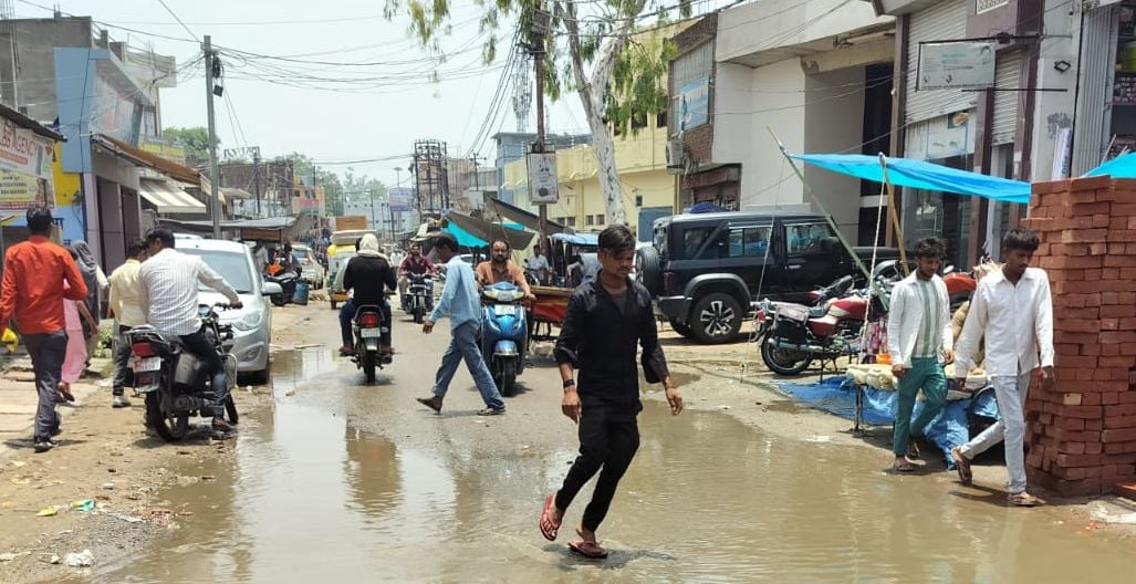 बिल्सी में खैरी बस स्टैंड़ को जाने वाली सड़क पर जमा कीचढ़ और जलभराव। संवाद
