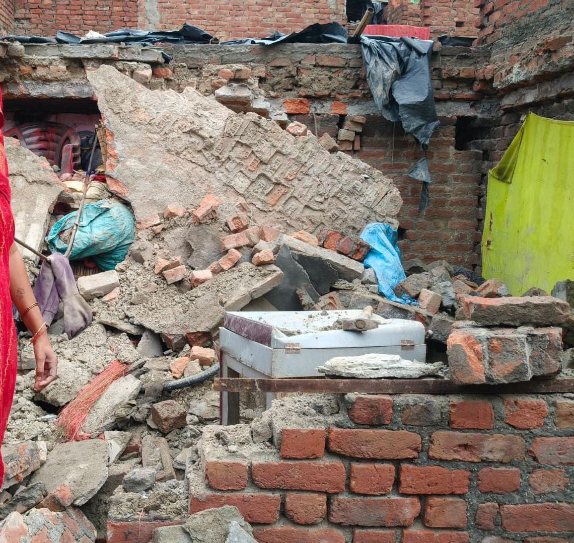 बिल्सी में खैरी बस स्टैंड़ को जाने वाली सड़क पर जमा कीचढ़ और जलभराव। संवाद