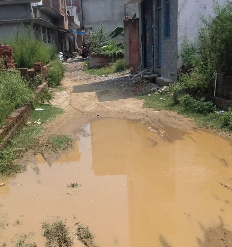 बिल्सी में खैरी बस स्टैंड़ को जाने वाली सड़क पर जमा कीचढ़ और जलभराव। संवाद