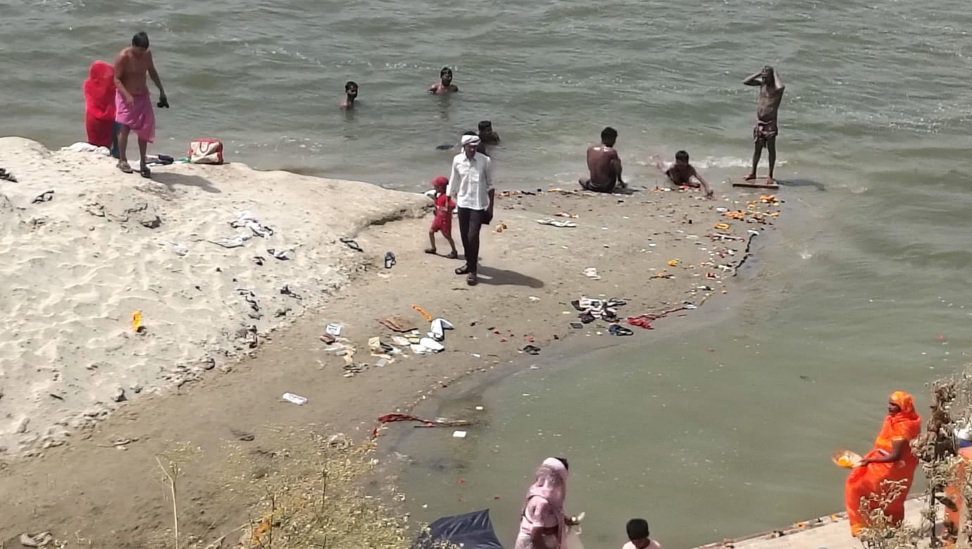 बिना बैरिकेडिंग और संकेतक के गहमर गांव का नरवा घाट। संवाद