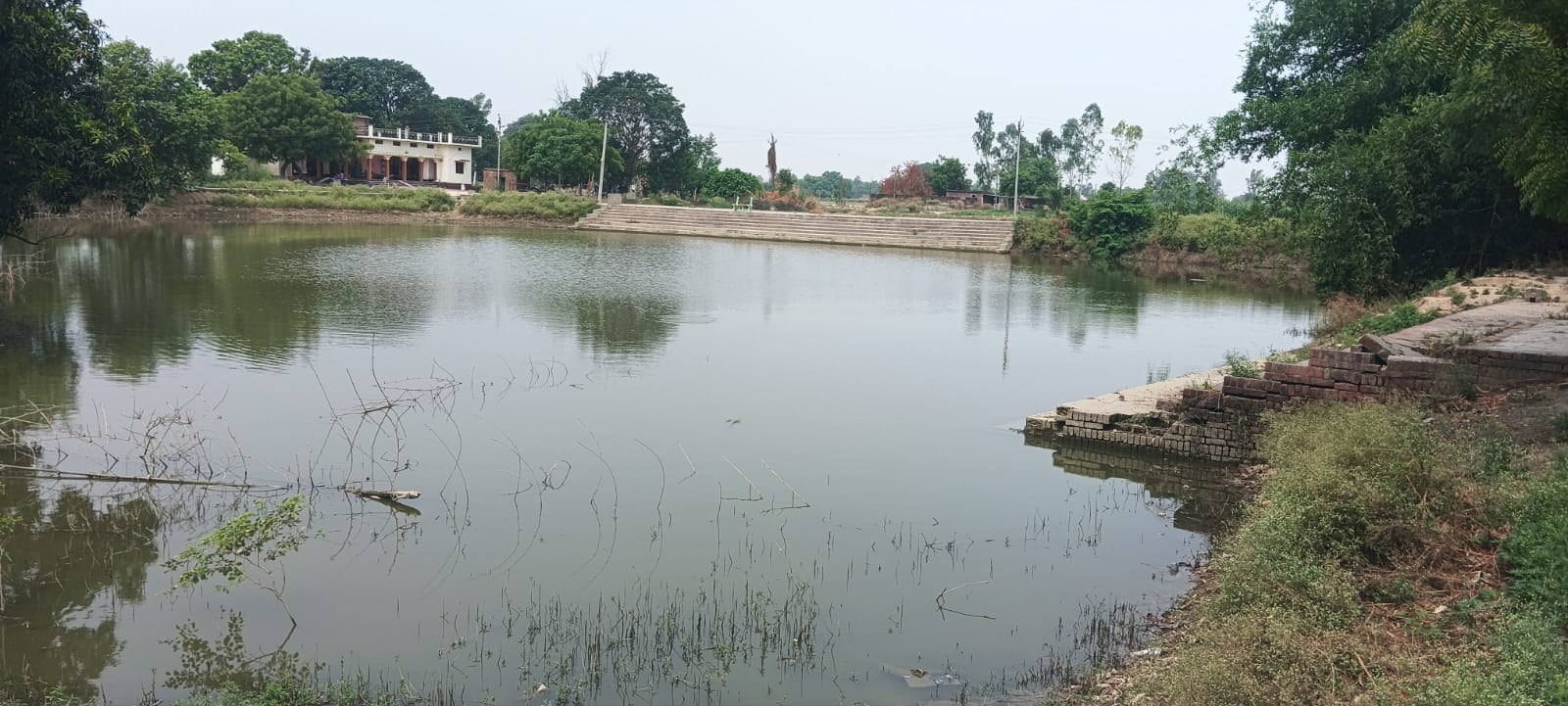 बिना बैरिकेडिंग और संकेतक के गहमर गांव का नरवा घाट। संवाद