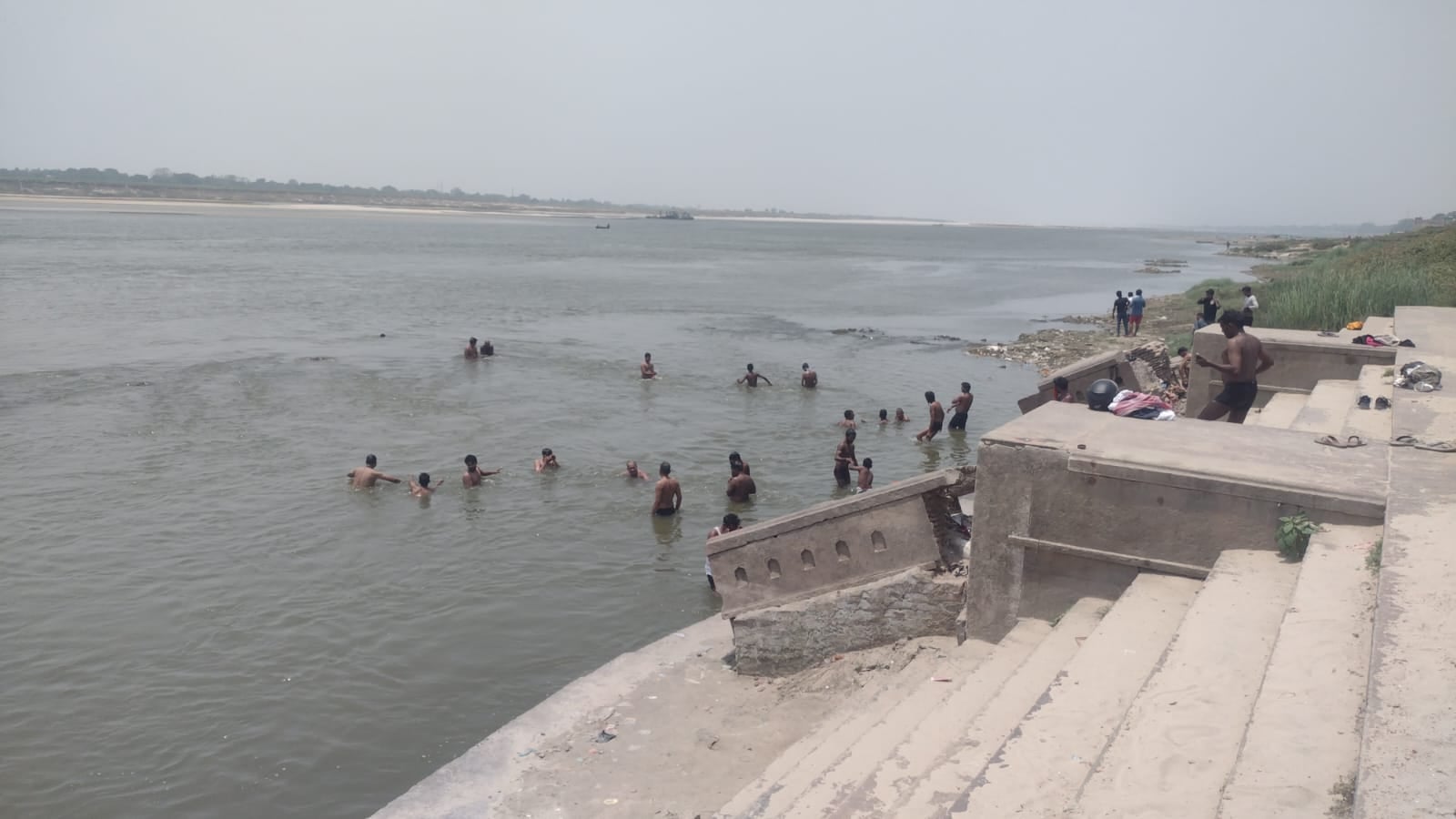 बिना बैरिकेडिंग और संकेतक के गहमर गांव का नरवा घाट। संवाद