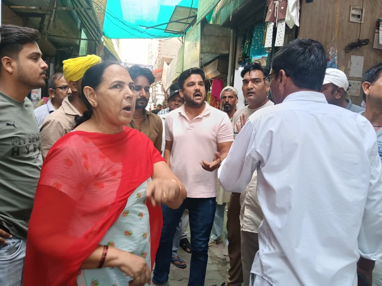 बस स्टैंड रोड पर दुकान के बाहर रखे तख्त को उठाते नगर परिषद के कर्मचारी। संवाद बस स्टैंड रोड पर दुकान के बाहर रखे तख्त को उठाते नगर परिषद के कर्मचारी। संवाद
