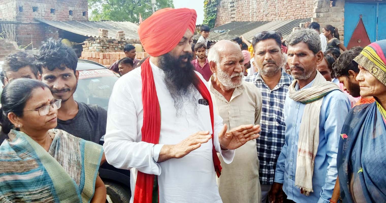 चांदपुर चौकी का घेराव करने के मामले में सीओ से वार्ता करते विधायक चेतराम। संवाद चांदपुर चौकी का घेराव करने के मामले में सीओ से वार्ता करते विधायक चेतराम। संवाद