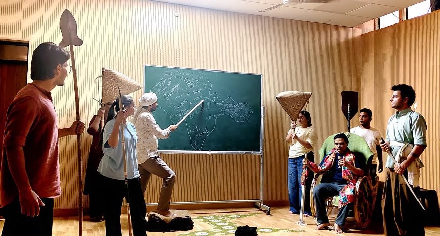 छुट्टियों में कला और संगीत का ककहरा सीख रहे युवा छुट्टियों में कला और संगीत का ककहरा सीख रहे युवा