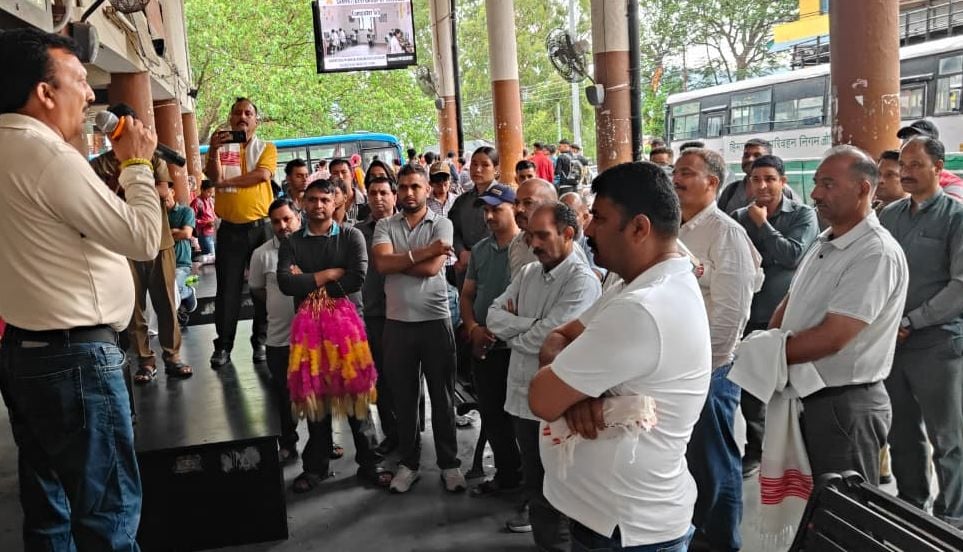 एचआरटीसी सरकाघाट डीपो के चालक परिचालक अपनी मांगों के समर्थन में डिपो के बाहर धरना प्रदर्शन करत एचआरटीसी सरकाघाट डीपो के चालक परिचालक अपनी मांगों के समर्थन में डिपो के बाहर धरना प्रदर्शन करत