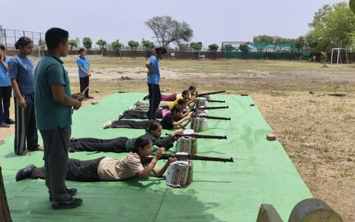 एनसीसी प्रशिक्षण शिविर में फायरिंग और रनिंग गतिविधियों में भाग लेते आदर्श स्कूल के कैडेट।