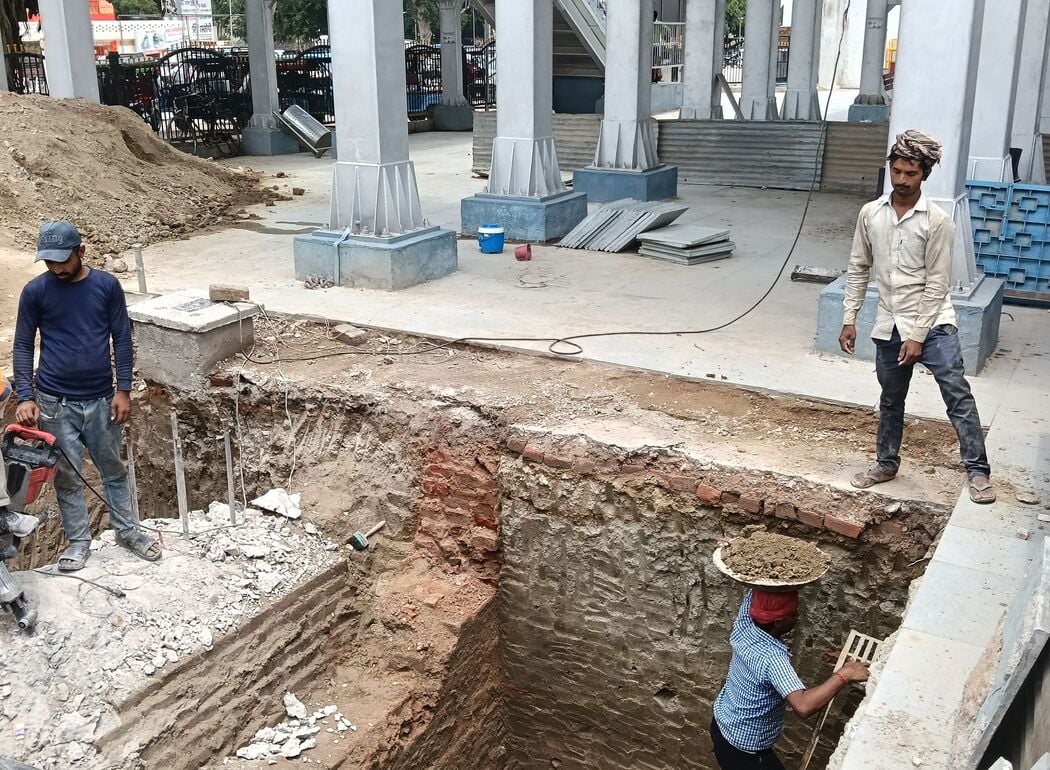 फोटो-06-रेलवे स्टेशन परिसर में लिफ्ट निर्माण कार्य शुरू। संवाद फोटो-06-रेलवे स्टेशन परिसर में लिफ्ट निर्माण कार्य शुरू। संवाद