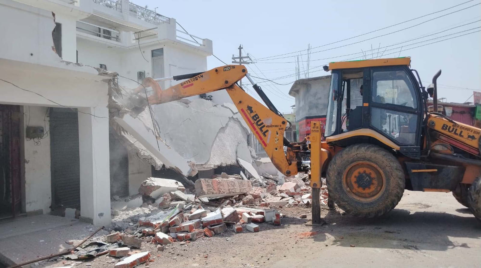 फोटो 13 एचएएमपी 10- राठ के आंबेडकर चौराहे पर अतिक्रमण हटाते बुलडोजर। संवाद