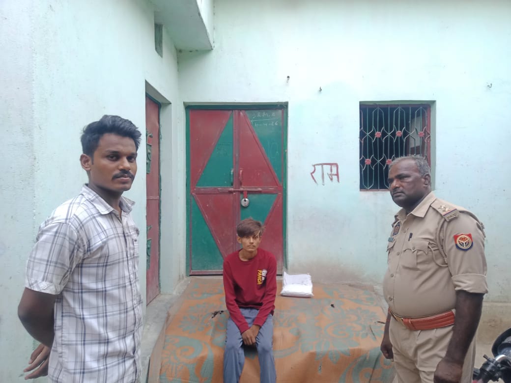 फाेटो - 16 बरछा ब गांव में हत्यारोपी के मकान में लगा ताला। संवाद फाेटो - 16 बरछा ब गांव में हत्यारोपी के मकान में लगा ताला। संवाद