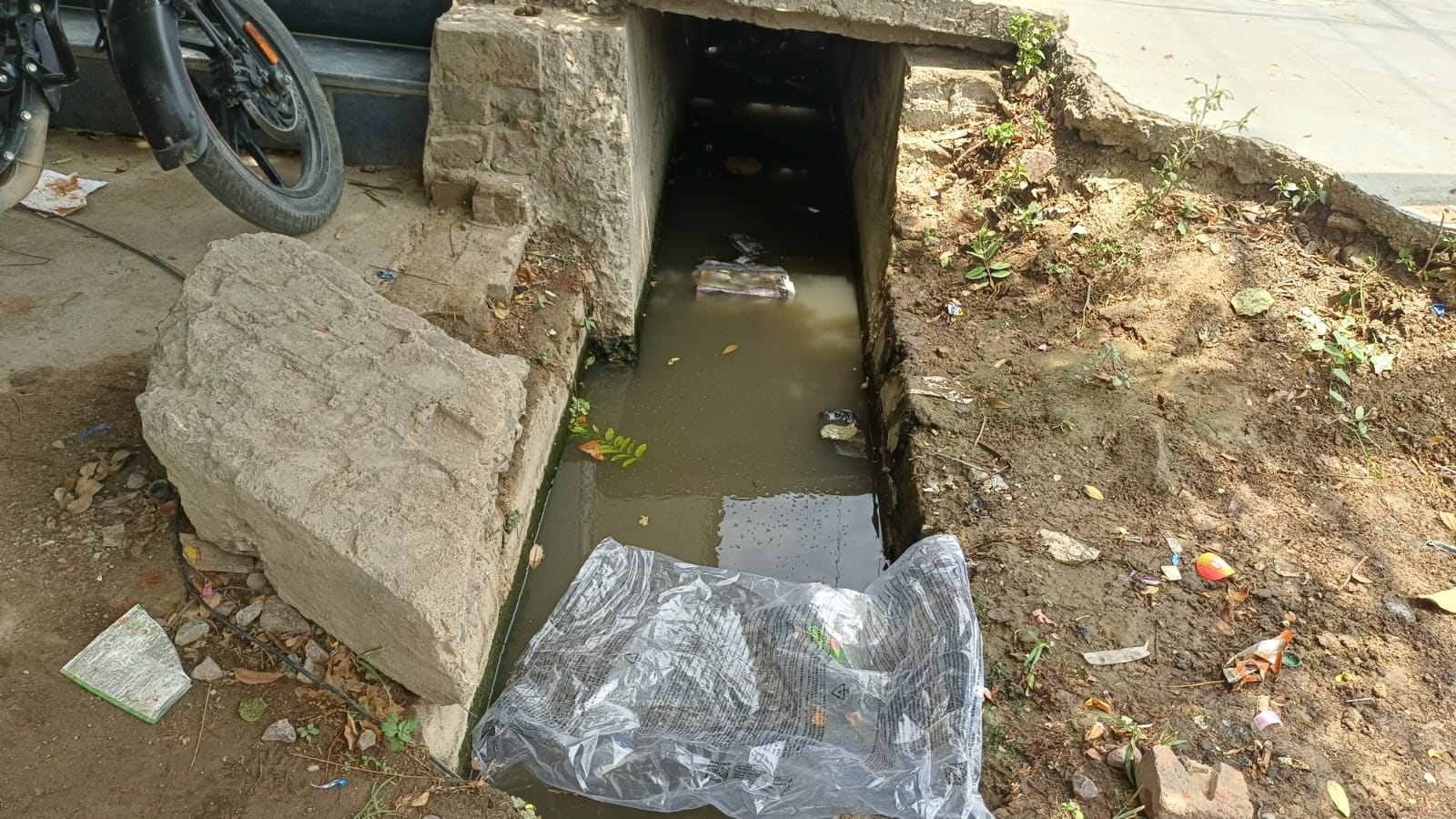 फोटो-23- कानपुर रोड पर गंदगी से पटा नाला। संवाद फोटो-23- कानपुर रोड पर गंदगी से पटा नाला। संवाद
