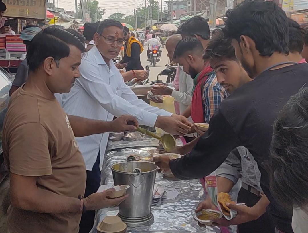 फोटो 26: धर्मशाला सड़क पर प्रसाद वितरित करते श्रद्धालु। संवाद फोटो 26: धर्मशाला सड़क पर प्रसाद वितरित करते श्रद्धालु। संवाद