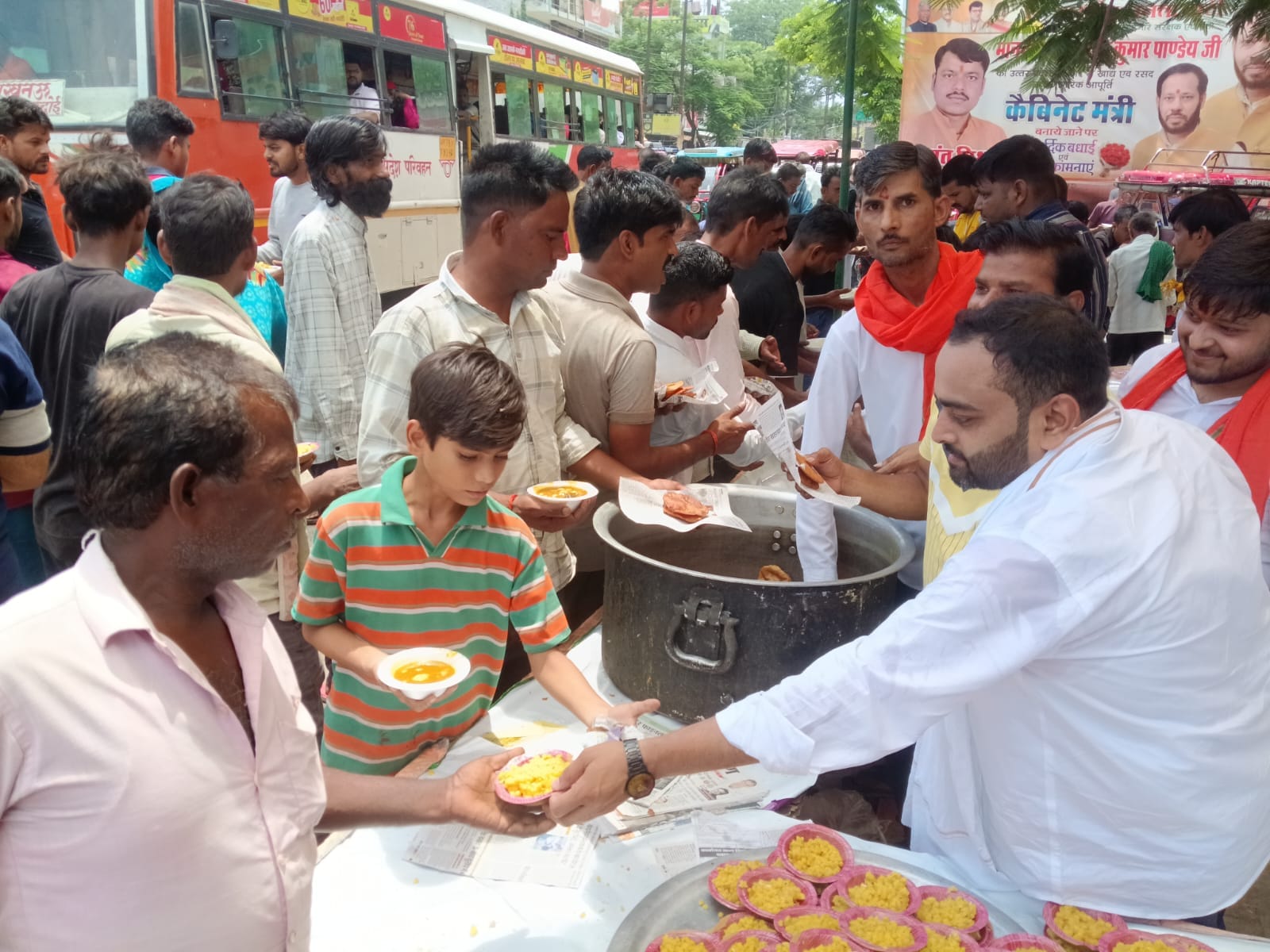 फोटो 26: धर्मशाला सड़क पर प्रसाद वितरित करते श्रद्धालु। संवाद फोटो 26: धर्मशाला सड़क पर प्रसाद वितरित करते श्रद्धालु। संवाद