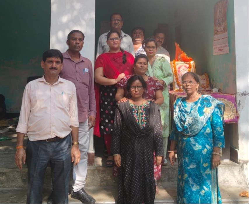फोटो 26: धर्मशाला सड़क पर प्रसाद वितरित करते श्रद्धालु। संवाद फोटो 26: धर्मशाला सड़क पर प्रसाद वितरित करते श्रद्धालु। संवाद