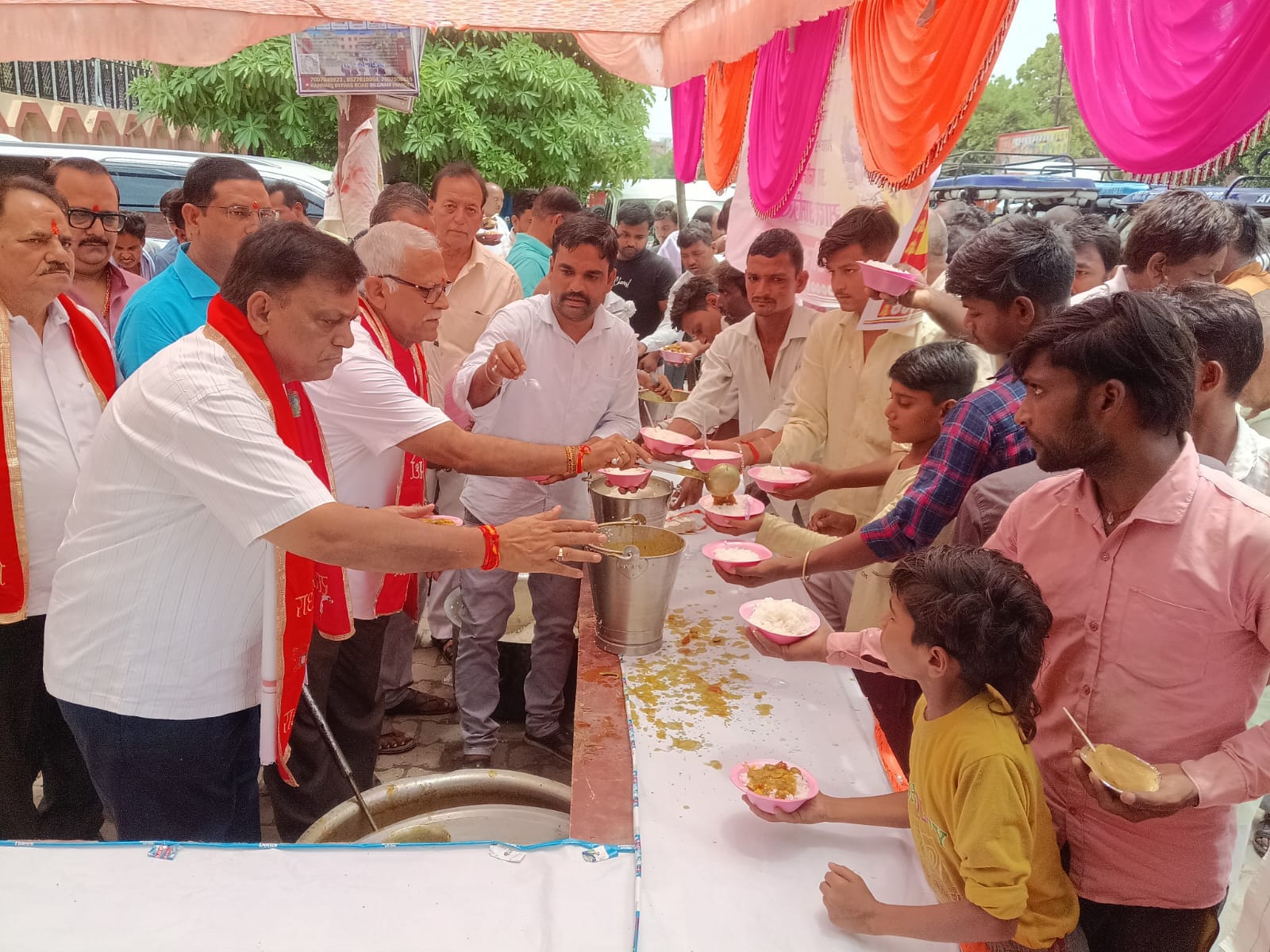 फोटो 26: धर्मशाला सड़क पर प्रसाद वितरित करते श्रद्धालु। संवाद फोटो 26: धर्मशाला सड़क पर प्रसाद वितरित करते श्रद्धालु। संवाद