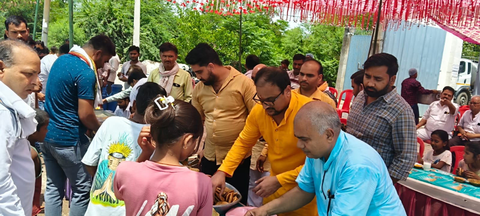 फोटो 26: धर्मशाला सड़क पर प्रसाद वितरित करते श्रद्धालु। संवाद फोटो 26: धर्मशाला सड़क पर प्रसाद वितरित करते श्रद्धालु। संवाद