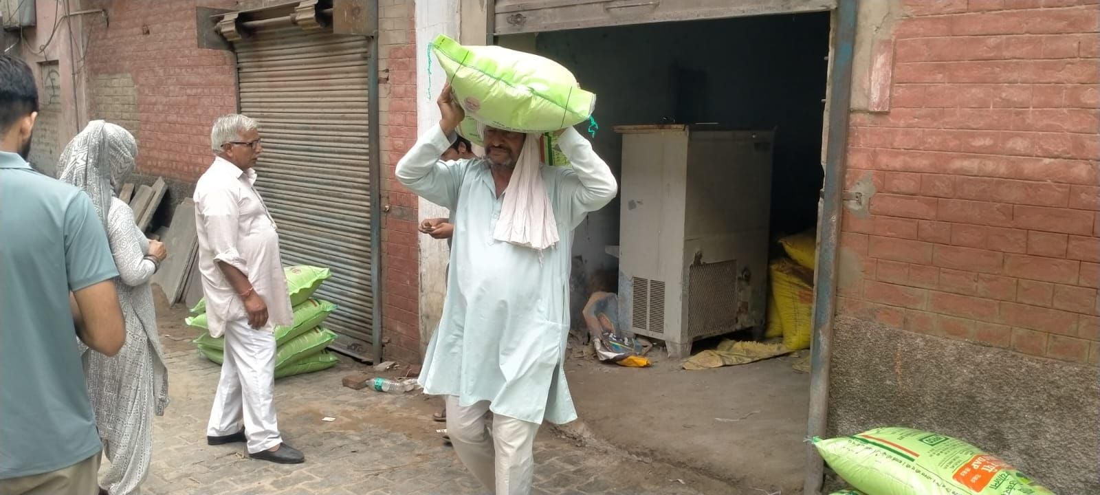 फोटो संख्या:58- महेंद्रगढ़ के सरकारी खाद केंद्र पर लगी किसानों की लंबी लाइन--संवाद फोटो संख्या:58- महेंद्रगढ़ के सरकारी खाद केंद्र पर लगी किसानों की लंबी लाइन--संवाद
